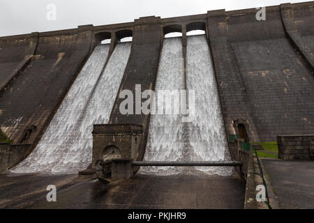 Est de l'eau cascadant le mur de barrage à Ben Crom au coeur des montagnes de Mourne, N.Ireland. Banque D'Images