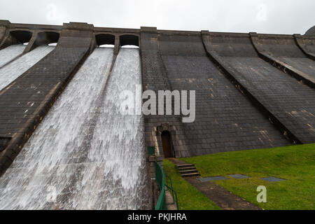 Est de l'eau cascadant le mur de barrage à Ben Crom au coeur des montagnes de Mourne, N.Ireland. Banque D'Images