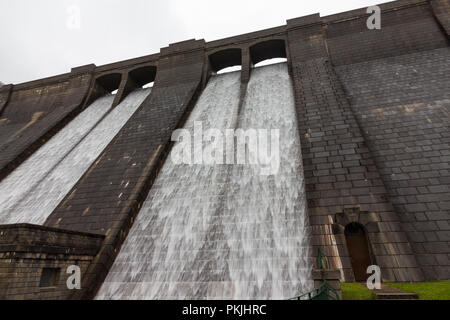 Est de l'eau cascadant le mur de barrage à Ben Crom au coeur des montagnes de Mourne, N.Ireland. Banque D'Images