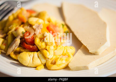 L'ackee et Salt-Fish avec fruit à pain servi sur une plaque blanche Banque D'Images