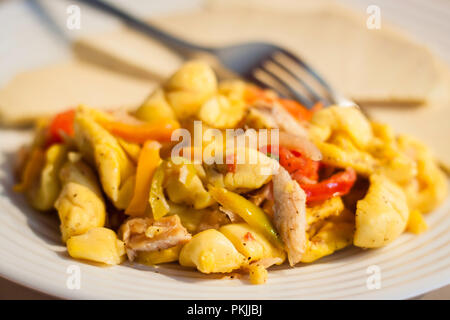 L'ackee et Salt-Fish avec fruit à pain servi sur une plaque blanche Banque D'Images