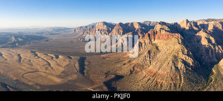 Début de lumière brille sur les formations géologiques massif dans le Red Rock Canyon National Conservation Area, situé juste en dehors de Las Vegas, NV. Banque D'Images