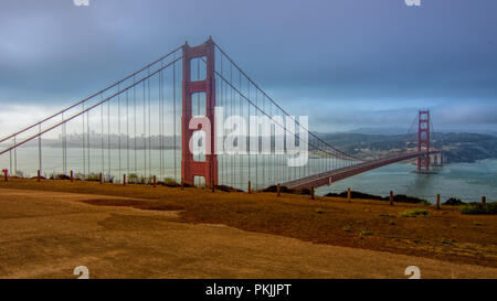 Vue panoramique sur le Golden Gate Bridge le matin vue depuis la batterie Spencer, un site Fort Baker, avec le brouillard d'été typique de San Franci Banque D'Images