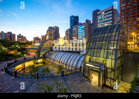 Vue de la nuit de daan park station à Taipei Banque D'Images