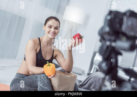Femme sportive agréable parlant de l'alimentation saine Banque D'Images