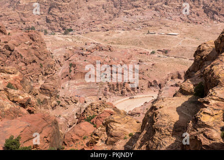 Petra amphithéâtre, vue ci-dessus du haut lieu du sacrifice. La Jordanie Banque D'Images