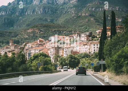 Monistrol de Montserrat, en Catalogne, Espagne. Autoroute autoroute Freeway Road pour la ville. Banque D'Images