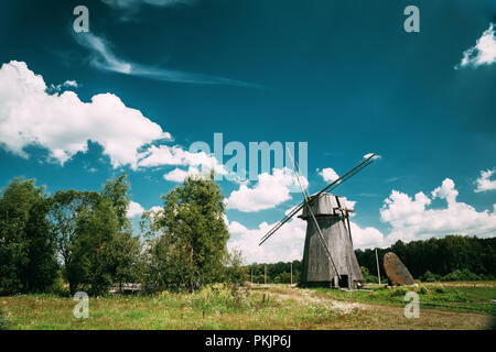 Molcha, région de Gomel (Bélarus). Moulin à vent en bois en journée ensoleillée Banque D'Images