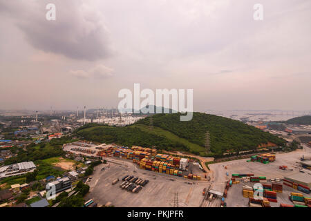 Vue paysage de champ des marchandises et des conteneurs et petite colline. Banque D'Images