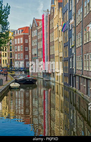 Amsterdam, Pays-Bas - le 7 juillet 2018 : Belle vue d'Amsterdam canals avec pont et maisons typiquement néerlandais. Holland Banque D'Images