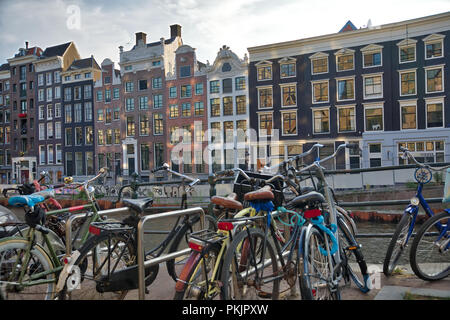 Amsterdam, Pays-Bas - le 7 juillet 2018 : Belle vue d'Amsterdam canals avec pont et maisons typiquement néerlandais. Holland Banque D'Images