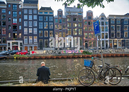 Amsterdam, Pays-Bas - le 7 juillet 2018 : Belle vue d'Amsterdam canals avec pont et maisons typiquement néerlandais. Holland Banque D'Images