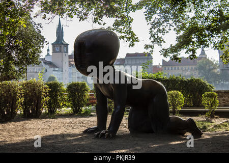 Statue de bébé par David Cerny dans parc Kampa, Prague. Banque D'Images