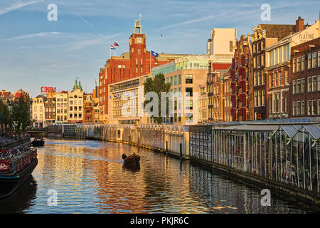 Amsterdam, Pays-Bas - le 7 juillet 2018 : Belle vue d'Amsterdam canals avec pont et maisons typiquement néerlandais. Holland Banque D'Images