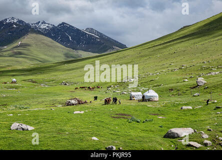 La yourte parsemées tout au long de l'Jyrgalan Keskenkyia haute vallée, Boucle trek, Jyrgalan, Kirghizistan Banque D'Images