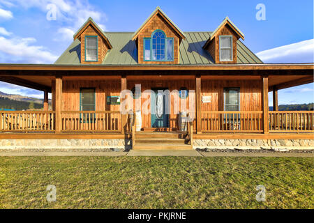 Belle maison du ranch dans la vallée de montagne. Au nord-ouest, USA Banque D'Images