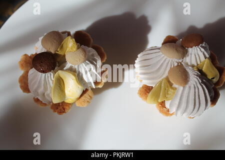 Beau gâteau crème aérée sur le dessus à l'arachide dessert romantique douce en vacances Banque D'Images