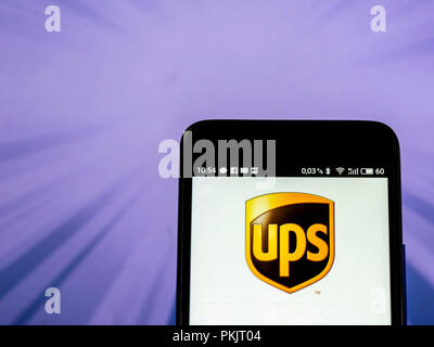 United Parcel Service (UPS) logo vu affichée sur smart phone Banque D'Images