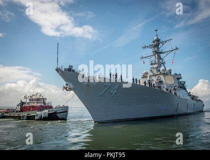 Les missiles de l'US Navy destroyer USS McFaul quitte Norfolk Naval Station en préparation pour l'impact possible de la région par l'ouragan Florence le 11 septembre 2018 à Norfolk, en Virginie. Commandant, Commandement de la flotte américaine a ordonné à tous les navires de la Marine dans la région de Hampton Roads à la direction du sud à l'écart de la tempête venant en sens inverse pour éviter tout dommage à la flotte. Banque D'Images