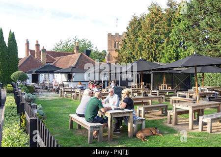 Jardin de bière au 17ème siècle Le Cheval Noir, Pub, Windmill Road, Fulmer, Buckinghamshire, Angleterre, Royaume-Uni Banque D'Images