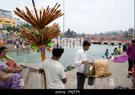 Kumbha mela deux vente du vendeur flûte et pani puri à Panchavati ram kund rivière godavari à nashik maharashtra Inde Banque D'Images