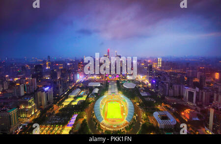 La province de Guangdong, Guangzhou Tianhe sports center building at night Banque D'Images