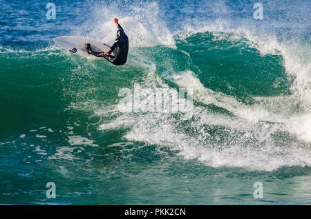 Surfeur réalisant une manœuvre radicale sur une vague à Bells Beach, Great Ocean Road, Victoria, Australie Banque D'Images