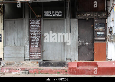 Traduction : les portes et murs rustiques autour de Kandy. Prises au Sri Lanka, août 2018. Banque D'Images