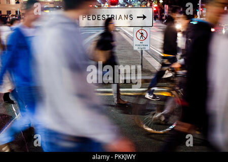 Traversée de la rue entre la gare de Flinders Street et la place de la Fédération dans le quartier d'affaires de Melbourne. Banque D'Images