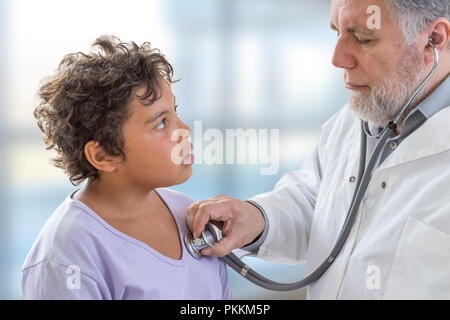 Les jeunes de contrôle. Médecin à l'écoute de la fréquence cardiaque avec stéthoscope Banque D'Images