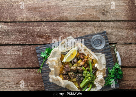 Kleftiko d'agneau cuit avec des légumes et fromage feta. Le plat traditionnel grec. Copy space Banque D'Images