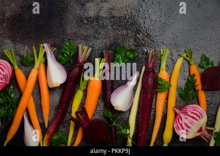 Les légumes frais biologiques sur la vieille plaque rouillée, prête pour la cuisson, vue du dessus. Banque D'Images