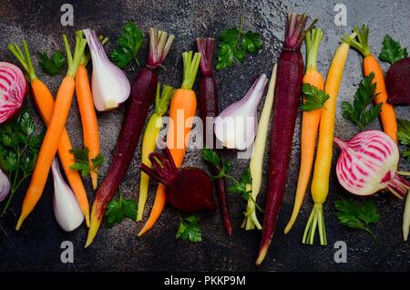 Les légumes frais biologiques sur la vieille plaque rouillée, prête pour la cuisson, vue du dessus Banque D'Images