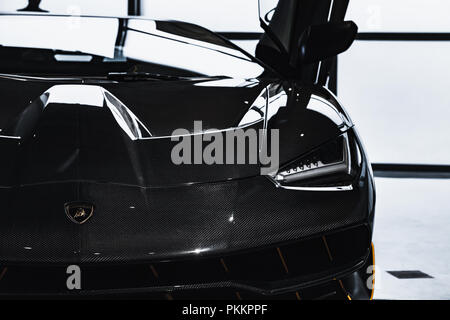 Saint-pétersbourg, Russie - 6 novembre, 2017 : Lamborghini voiture noir brillant Centenario fragment, front view Banque D'Images