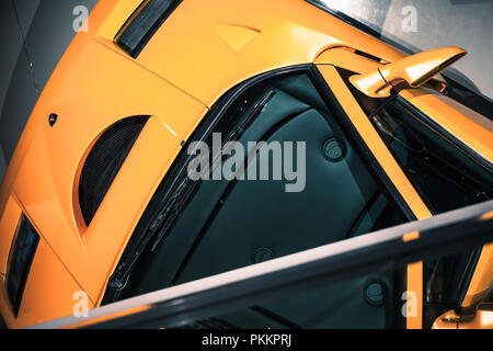 Saint-pétersbourg, Russie - le 11 juillet 2017 : Fragment de Lamborghini Diablo GT Voiture de sport, vue d'en haut Banque D'Images