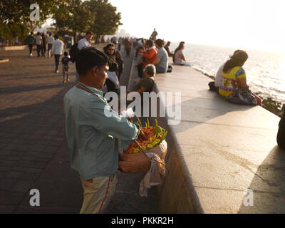 Pois chiches SNACK /CHANACHOR VENDEUR à Nariman Point Mumbai face mer, Inde, Asie, Banque D'Images