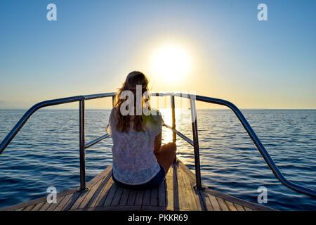 Belle femme profiter de luxueux yacht de croisière, voyage en bateau sur la mer Banque D'Images