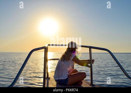 Belle femme profiter de luxueux yacht de croisière, voyage en bateau sur la mer Banque D'Images