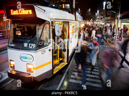 L'arrêt de tram en direction nord à l'Est Guanaco sur Swanston Street dans le quartier d'affaires de Melbourne. Banque D'Images