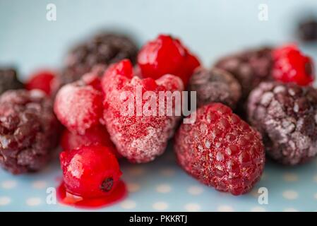 Fruits surgelés sur la plaque, des framboises et des mûres congelées délicieux Banque D'Images