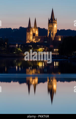 Réflexions de la cathédrale de Truro, Cornwall, Banque D'Images