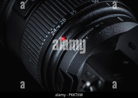 Un objectif Canon 24-70mm monté sur un Sony a7rii mirrorless camera avec un Sigma adaptateur MC-11 sur un fond sombre. Banque D'Images