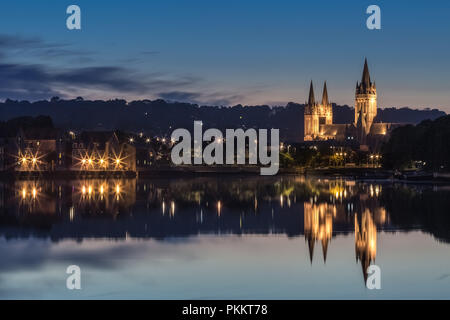 Crépuscule, avec des réflexions sur la rivière, Cathédrale de Truro, Cornwall Banque D'Images