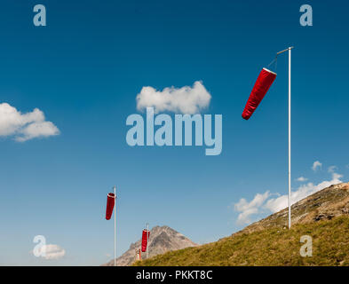 Chaussettes de vent dans les Alpes en face de ciel bleu. Banque D'Images