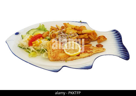 Le poisson frit avec des frites et des rondelles de citron sur la plaque en forme de poisson contre l'arrière-plan blanc. Banque D'Images