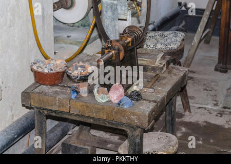 Ancien établi avec différents outils et machines. Banque D'Images