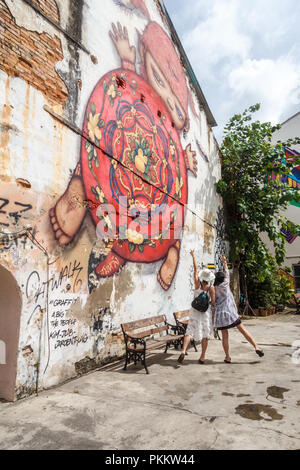 La ville de Phuket, Thaïlande - 6 août 2018 : les touristes chinois posing in front of wall mural, des millions de touristes visite de la Chine chaque année. Banque D'Images