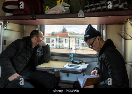 La Sibérie, Russie - 20 mars 2018 : La Fédération de passager est de regarder à l'extérieur du train. Khabarovsk, Russie. Banque D'Images