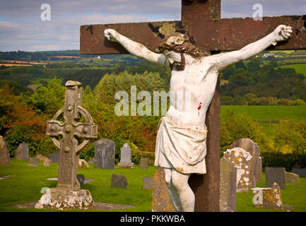 Un crucifix en face de la Croix du Sud 9ème siècle, l'une des premières grandes croix annelés à Kilkieran, à l'Ahenny, comté de Kilkenny, Irlande. Banque D'Images