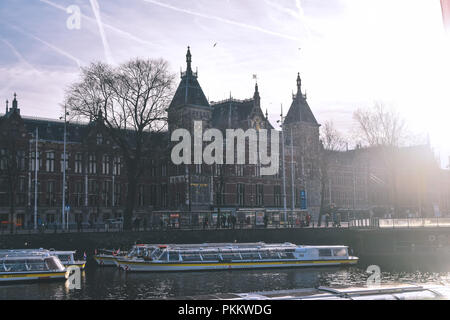 Des visites du Canal en face de la gare centrale d'Amsterdam Banque D'Images